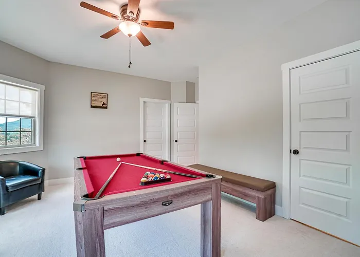 Stunning Helen Getaway With Hot Tub And Ev Charger!
